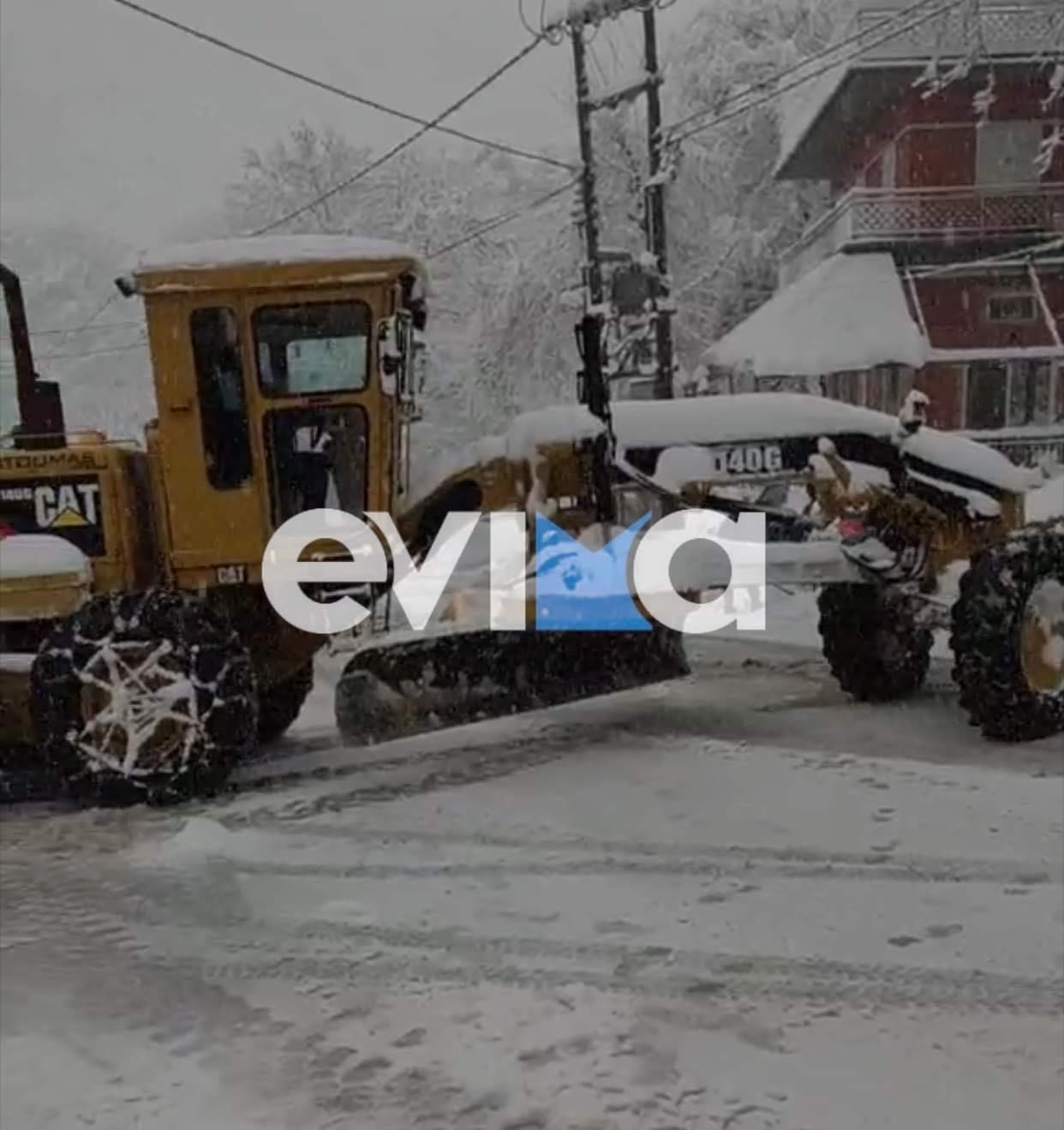 Κακοκαιρία «Φίλιππος»: Στο έλεος του χιονιά η Στενή – Εκχιονιστικά μηχανήματα πετούν το χιόνι στο ποτάμι (pics&vid)