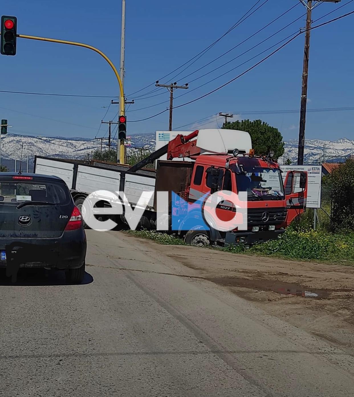 Σοβαρό τροχαίο στην Εύβοια: Φορτηγό έπεσε σε χαντάκι στην περιοχή της Καστέλλας