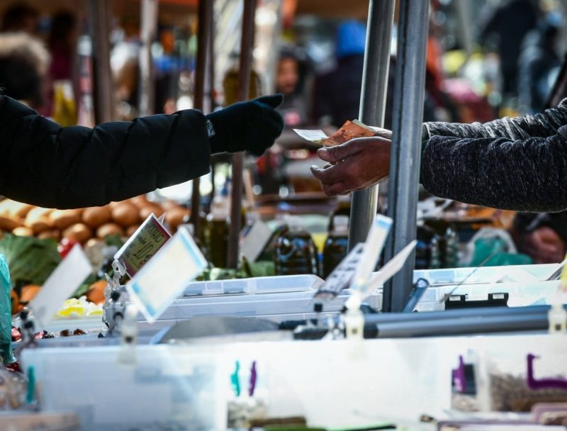 Έξι στους 10 «μόλις τα βγάζουν πέρα»- Αποκαλυπτική έρευνα από τον ΙΟΒΕ