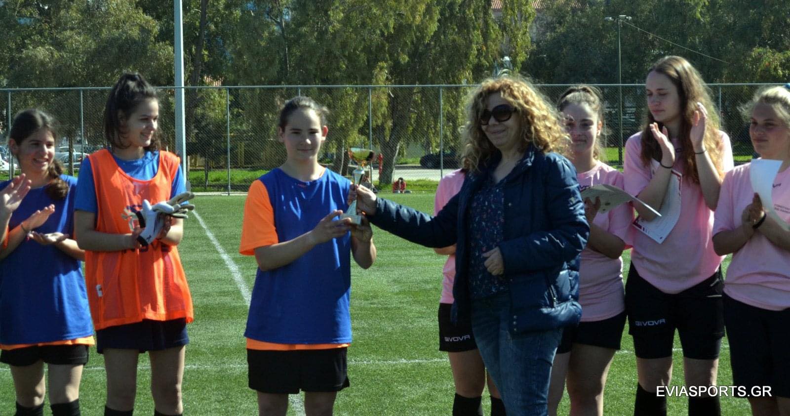 ΕΠΑΛ Αλιβερίου: Σήκωσαν την κούπα τα κορίτσια της ομάδας στο γυναικείο ποδόσφαιρο (pics)