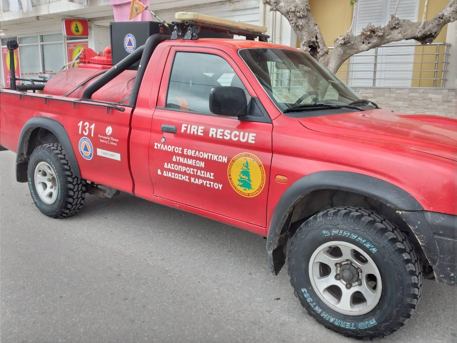 Νέα ελαστικά στο πυροσβεστικό όχημα του συλλόγου Εθελοντών Δασοπροστασίας Καρύστου από φίλο του Συλλόγου