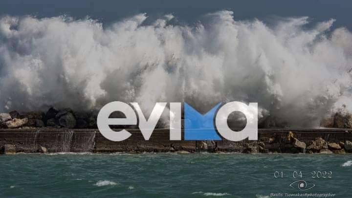 Εύβοια: Μανιασμένα κύματα «κατάπιαν» το λιμάνι της Κύμης – Εικόνες που σοκάρουν (pics)