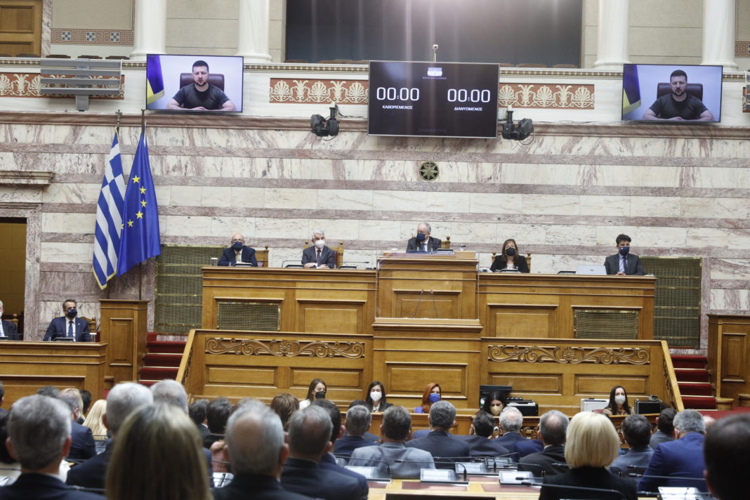 Ζελένσκι στην ελληνική Βουλή: Και εμείς λέμε το δικό μας Ελευθερία ή Θάνατος – Να μην γίνει η Μαριούπολη, Θερμοπύλες
