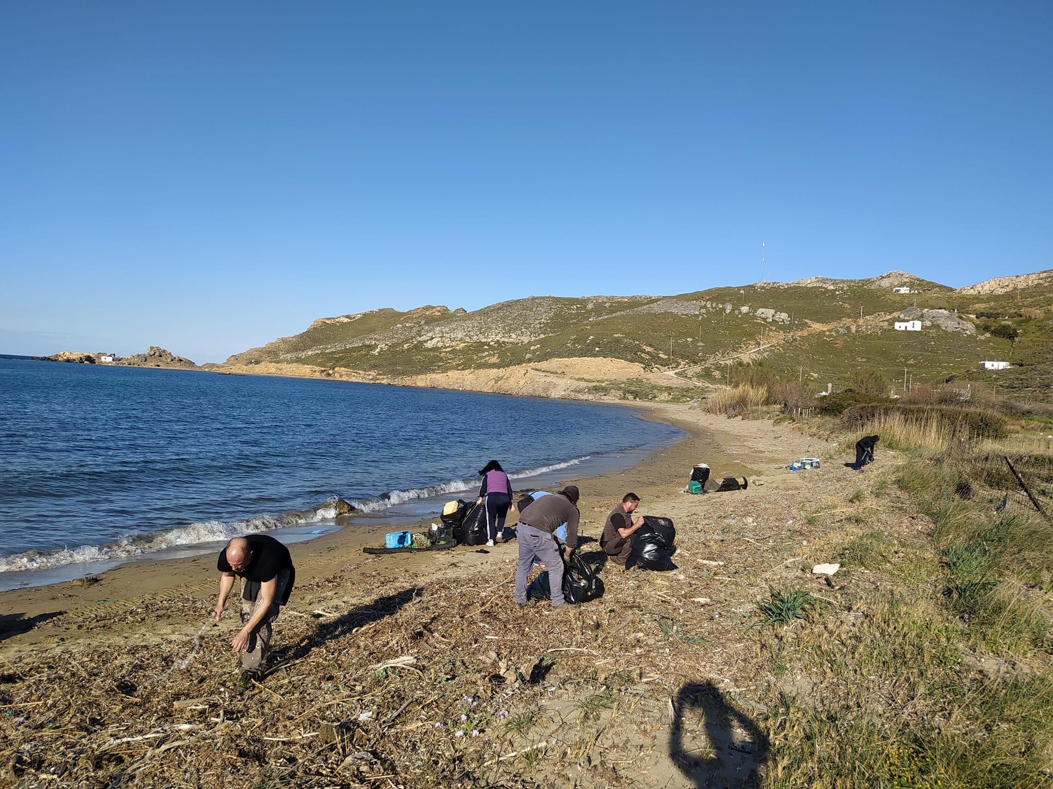 Σκύρος: Εθελοντές καθάρισαν παραλίες του νησιού (pics)