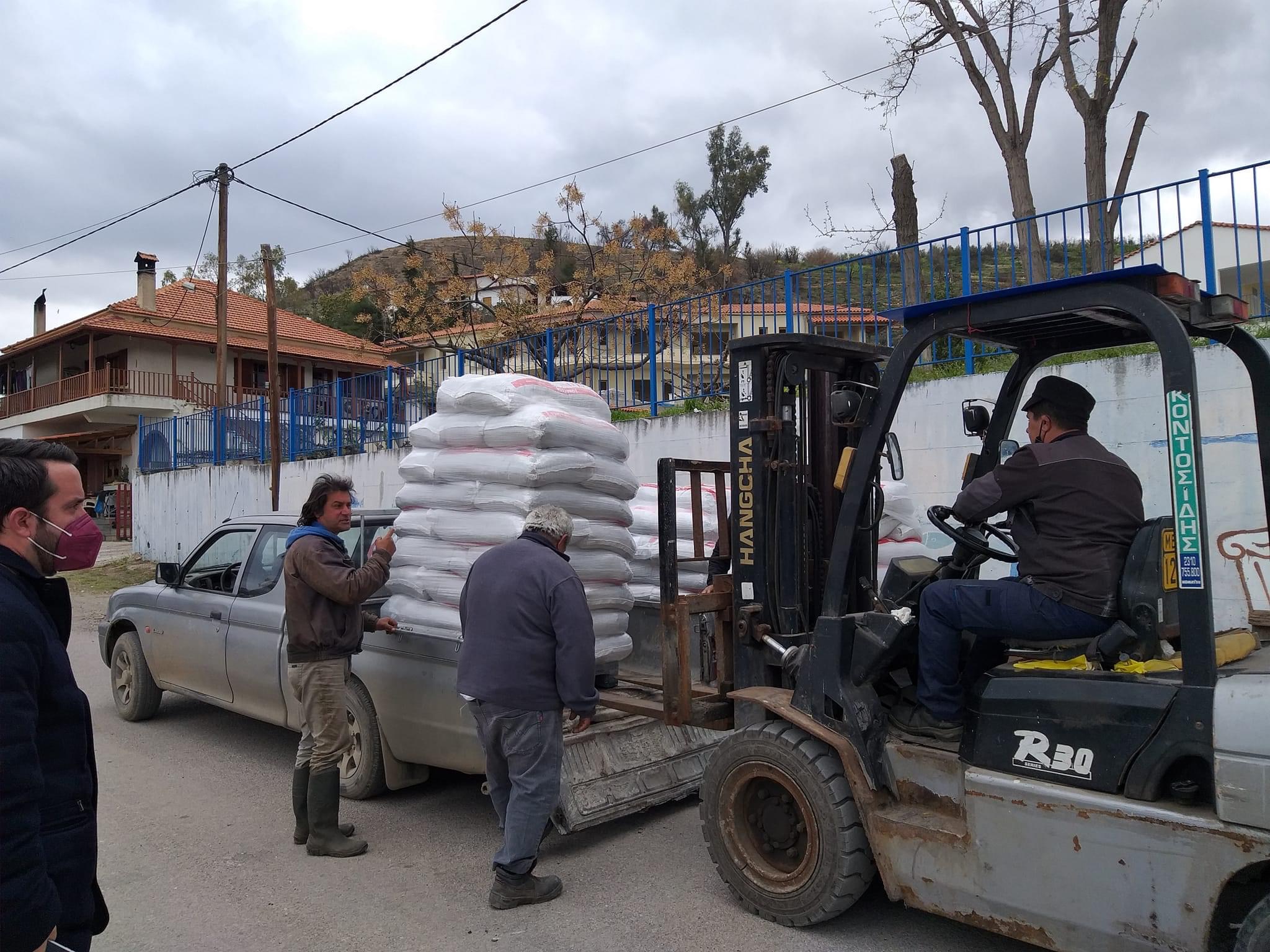 Βόρεια Εύβοια: Παραδόθηκαν 28 τόνοι ζωοτροφές στις Ροβιές (pics)