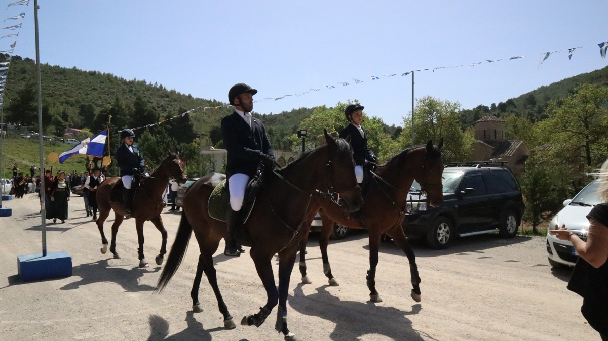 Με λαμπρότητα πανηγύρισε η Ιερά μονή Αγ. Γεωργίου Αρμα: Εντυπωσίασαν οι καβαλάρηδες με τα άλογά τους (pics)