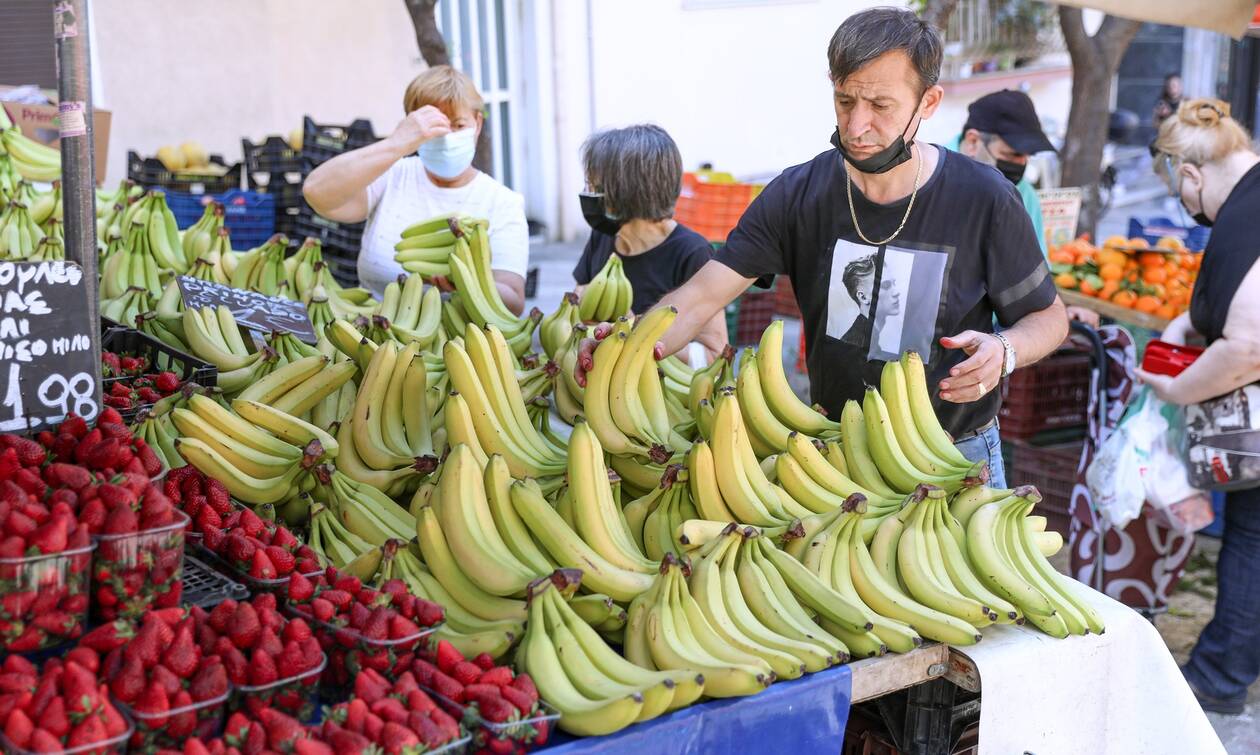 Εξετάζεται η μείωση του ΦΠΑ στο 6% σε βασικά είδη