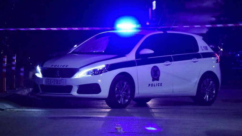 Συναγερμός στην Εύβοια: «Γάζωσαν» με σφαίρες αυτοκίνητο αστυνομικού και της γυναίκας του