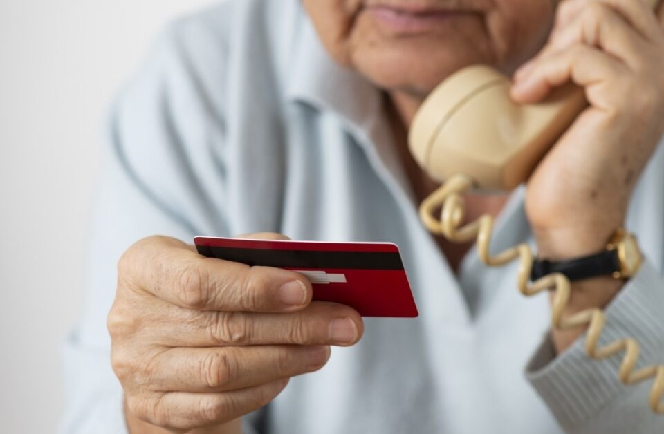 Ψαχνά: Προσποιήθηκε τον λογιστή και προσπάθησε να εξαπατήσει ηλικιωμένο