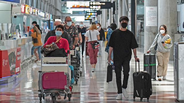 Κορωνοϊός: Προαιρετική από σήμερα η χρήση μάσκας στα αεροδρόμια – Τι θα ισχύσει με τα αεροπλάνα