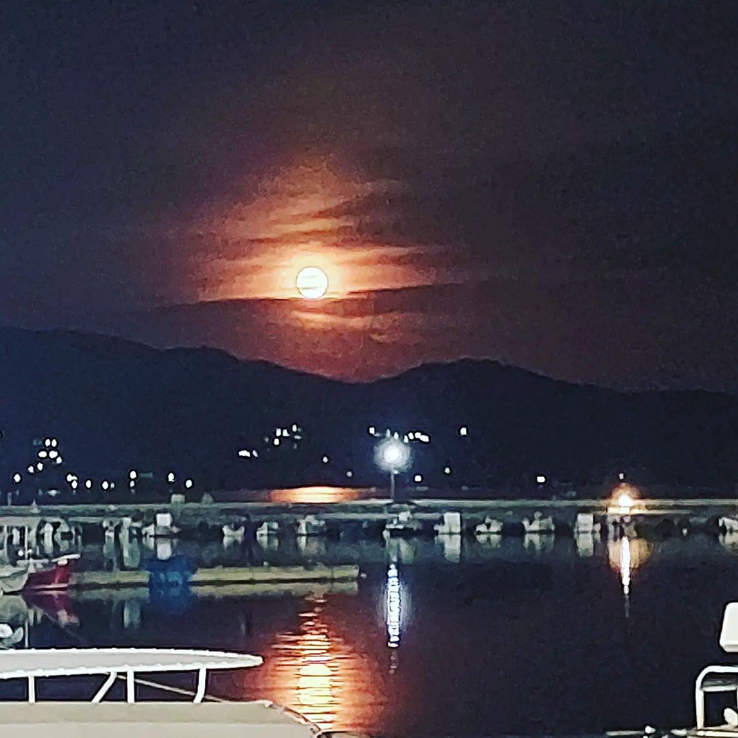 Το «ματωμένο φεγγάρι» ορατό από την Εύβοια (pics)