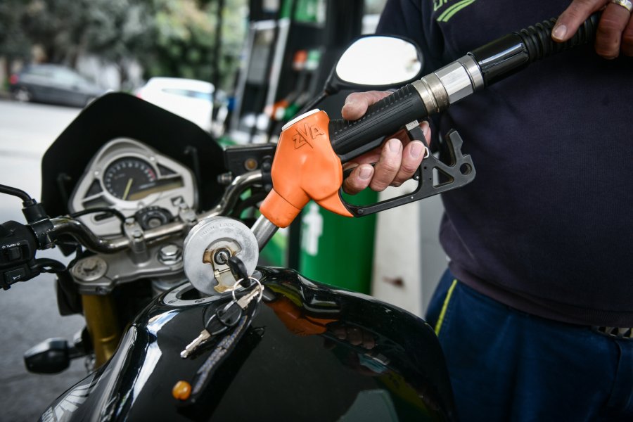 «Έρχεται» απευθείας έκπτωση στα πρατήρια και όχι νέο Fuel Pass, μέτρα για «στοχευμένο» ΦΠΑ και ρεύμα