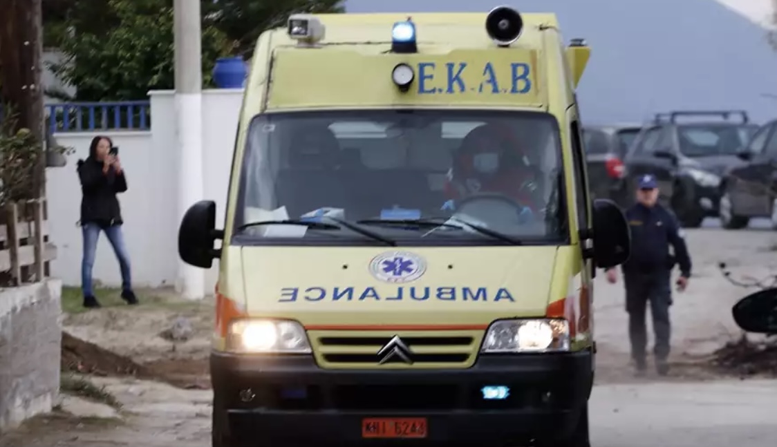 Επίθεση σε διασώστες του ΕΚΑΒ: Έκανε γυαλιά – καρφιά ασθενοφόρο