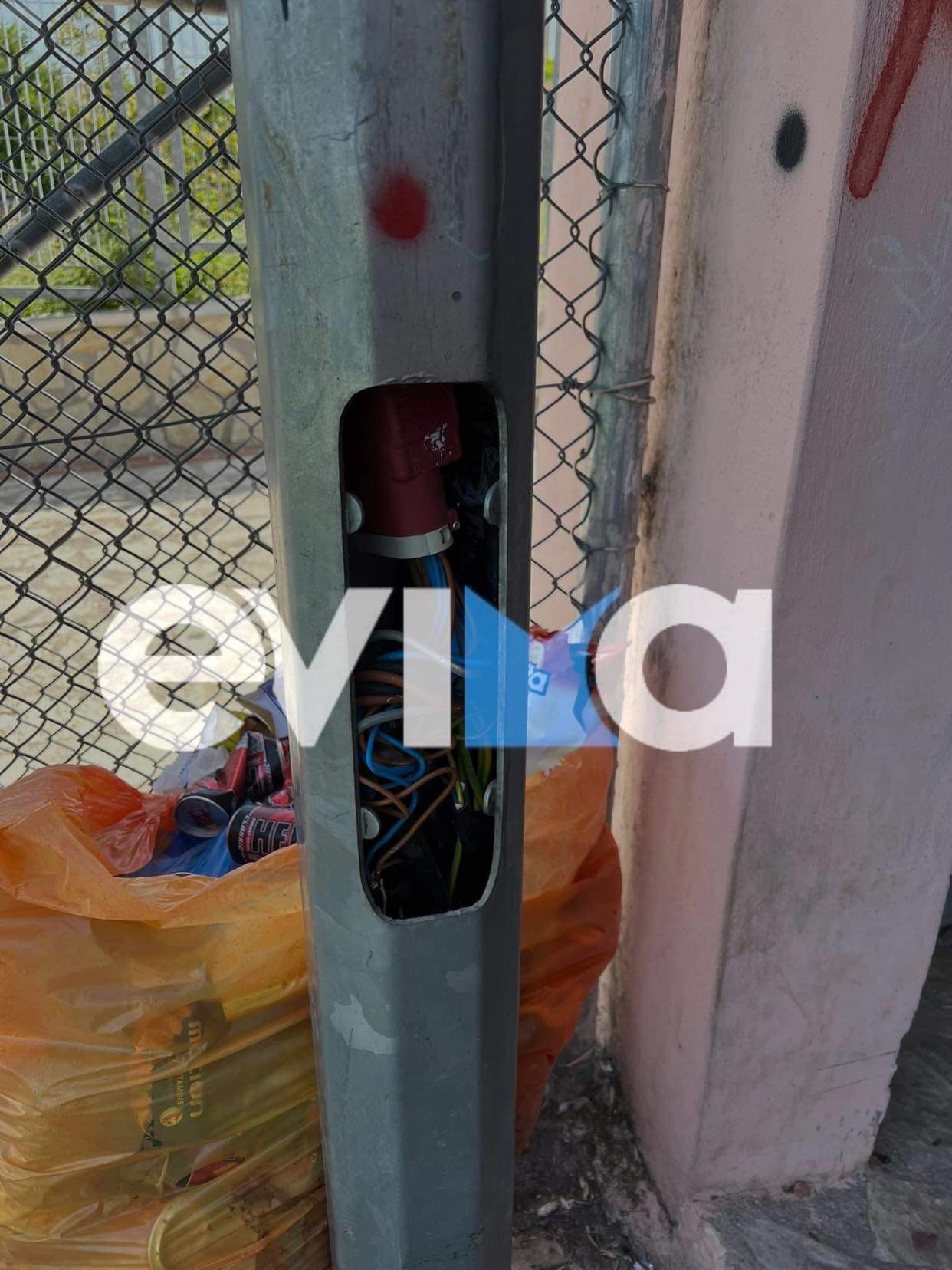 Εύβοια: Καλώδια εκτεθειμένα σε γήπεδα της Ανθηδόνας – «Θα σκοτωθεί κανά παιδί και αλλάξτε πλανήτη», λέει ο πρόεδρος (pics)
