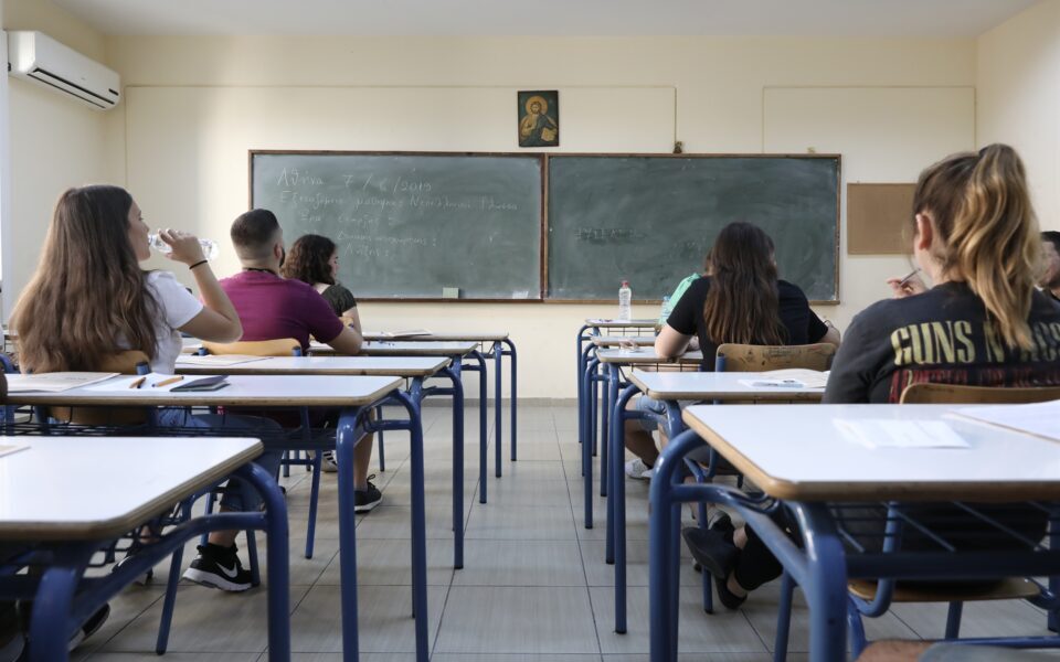 Αντίστροφη μέτρηση για το κλείσιμο των σχολείων – Πότε θα γίνουν οι προαγωγικές εξετάσεις σε γυμνάσια, λύκεια