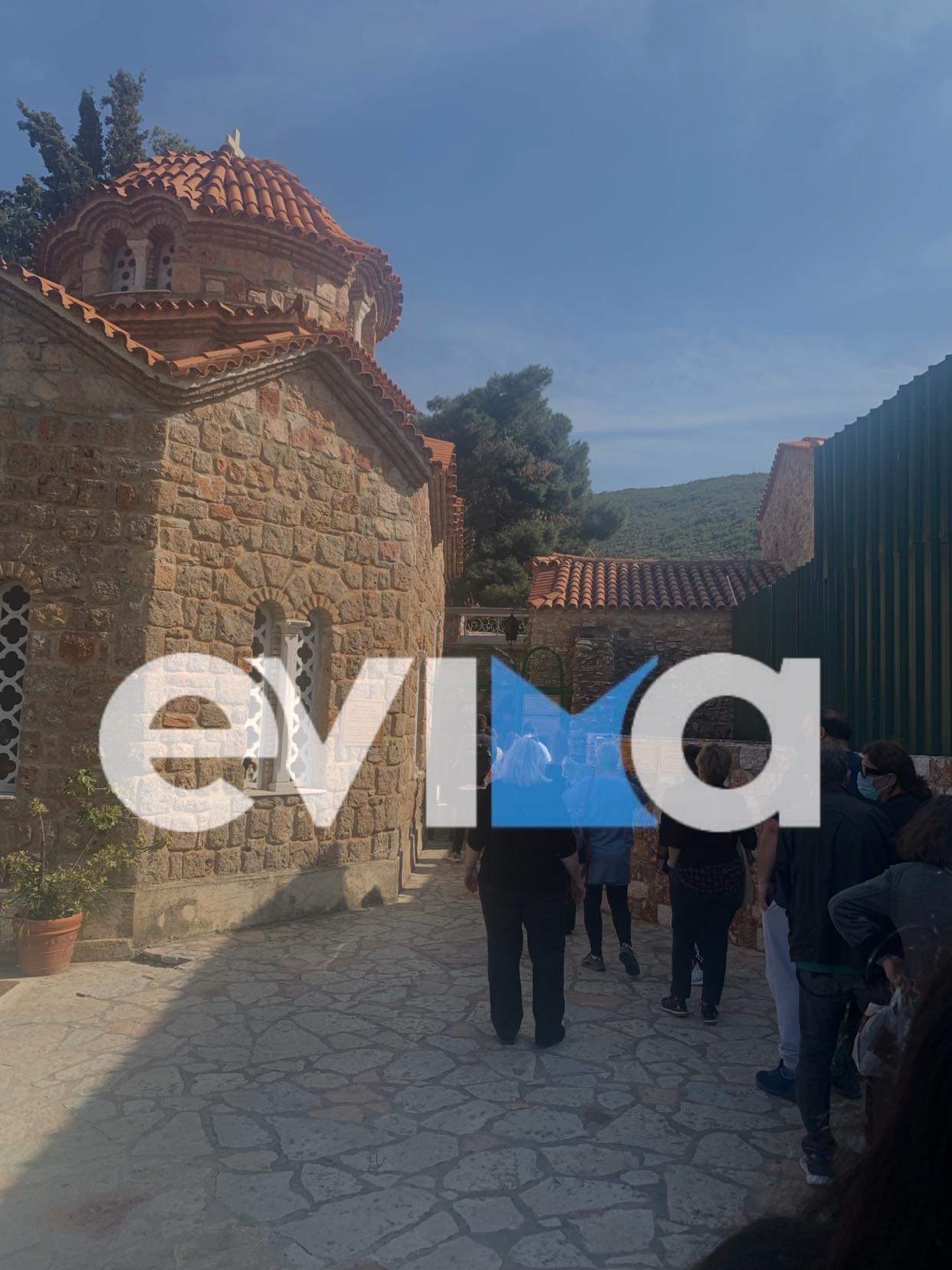 Πλήθος πιστών για τον Άγιο Εφραίμ – Περίμεναν υπομονετικά στην ουρά για να προσκυνήσουν (pics)