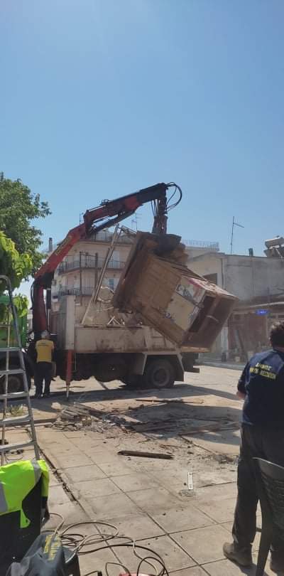 Ψαχνά: Αποξηλώθηκε το περίπτερο στην πλατεία του Αγίου Νικολάου