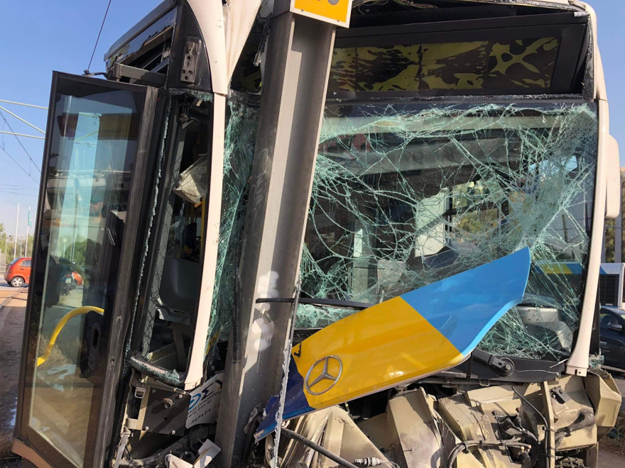 Τροχαίο με τραυματίες στην παραλιακή: Λεωφορείο έπεσε σε κολώνα