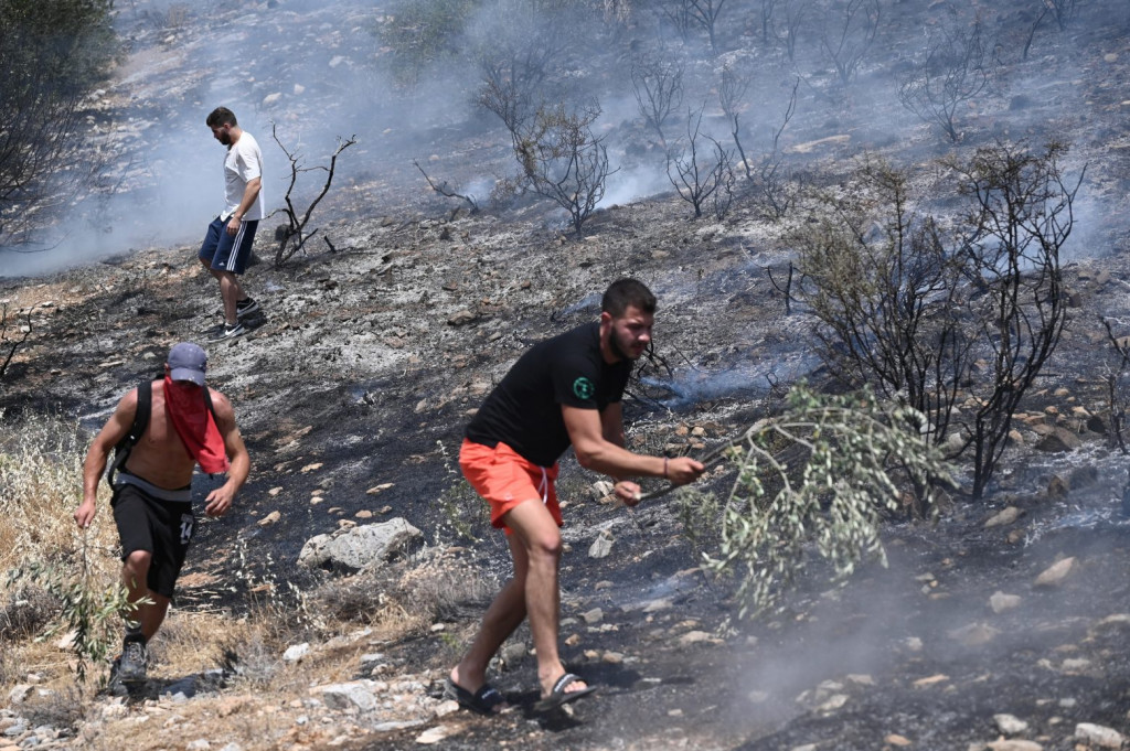 Φωτιά σε Βούλα και Βάρη: Σε ύφεση το πύρινο μέτωπο – Στη μάχη δυνάμεις από τη Στερεά Ελλάδα