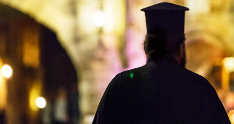 Συνελήφθη ιερέας για ενδοοικογενειακή βία – Το κατήγγειλε η παπαδιά