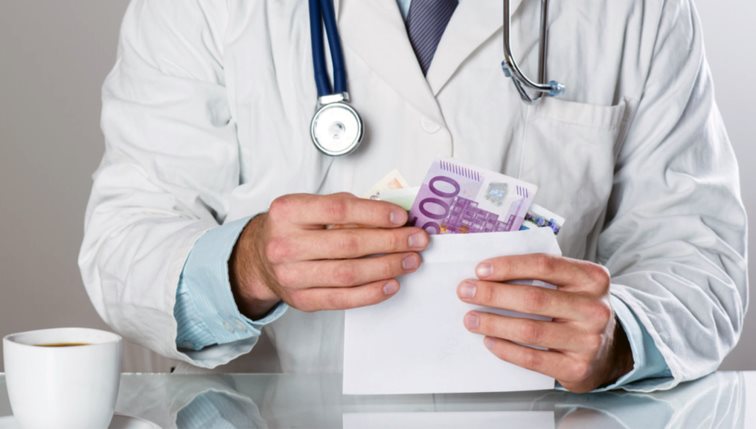 Συνελήφθη γιατρός που ζήτησε «φακελάκι» 1.000 ευρώ