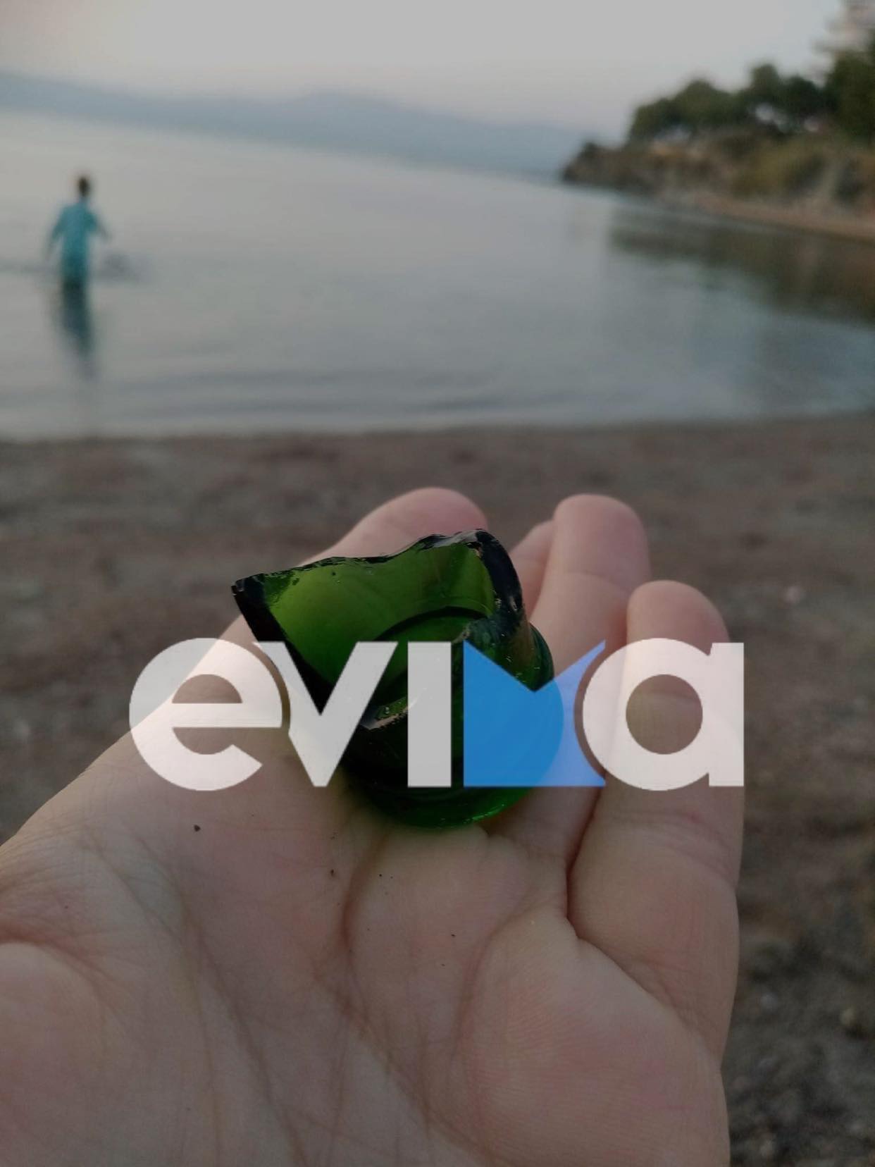 Χαλκίδα: Μικρό παιδί βρήκε κομμάτια από γυαλιά μέσα στη θάλασσα
