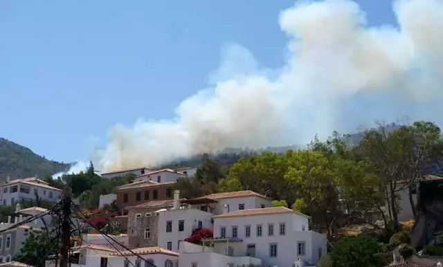 Φωτιά στην Ύδρα κοντά σε σπίτια (pics)