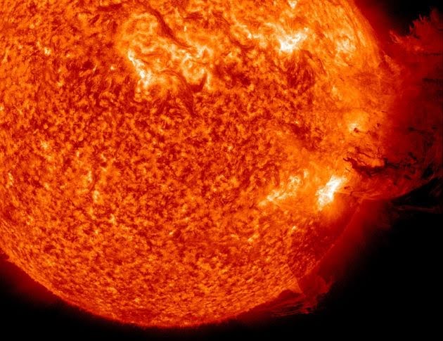 Γιγαντιαία ηλιακή κηλίδα διπλασιάστηκε σε 24 ώρες και «κοιτάει» προς τη Γη
