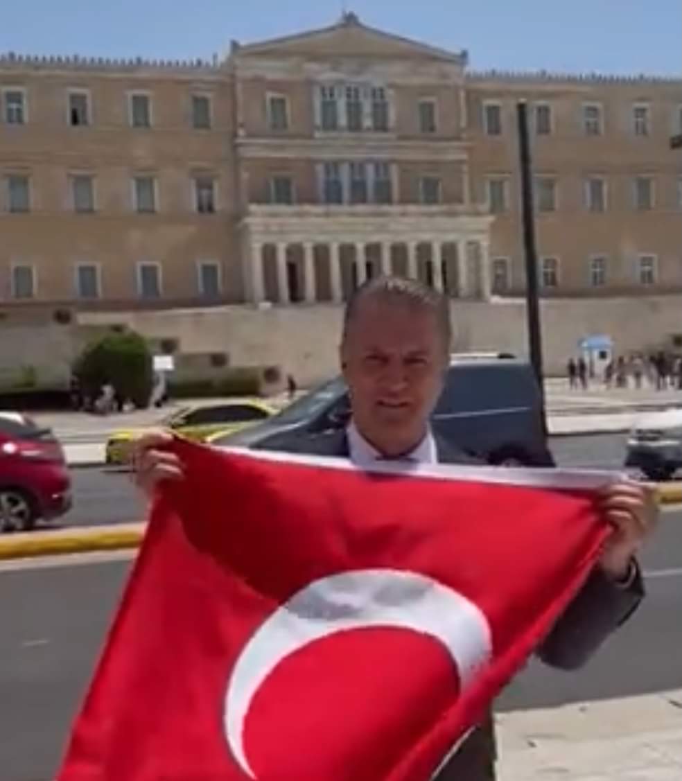 Τούρκος πολιτικός ήρθε στην Αθήνα και άνοιξε τουρκική σημαία μπροστά στην Βουλή