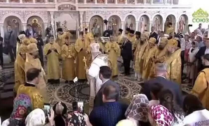 Πατριάρχης Κύριλλος: Γλίστρησε και έπεσε την ώρα της λειτουργίας – Βίντεο από την ώρα της πτώσης