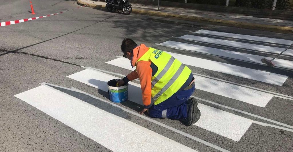 Εύβοια: Αν (δεν) έχεις σχολείο… διάβαινε- Τέλος της σχολικής χρονιάς έφτιαξαν διάβαση πεζών στο Δημοτικό Δύστου