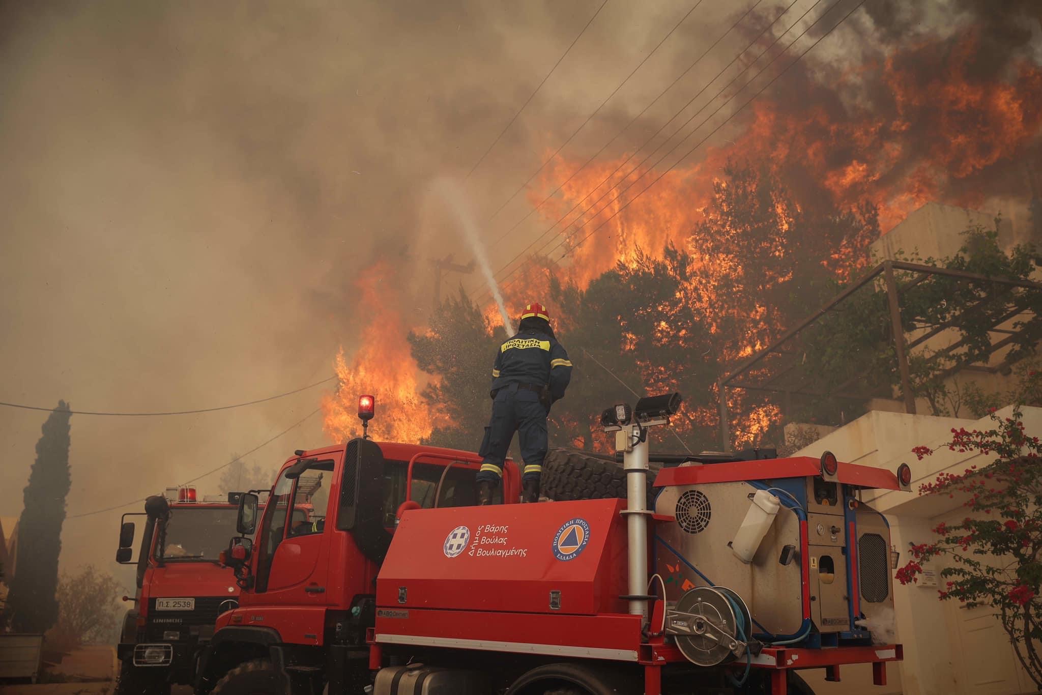 Φωτιά στο Πανόραμα Βούλας: Πυροσβέστης μεταφέρεται στο νοσοκομείο με αναπνευστικά προβλήματα