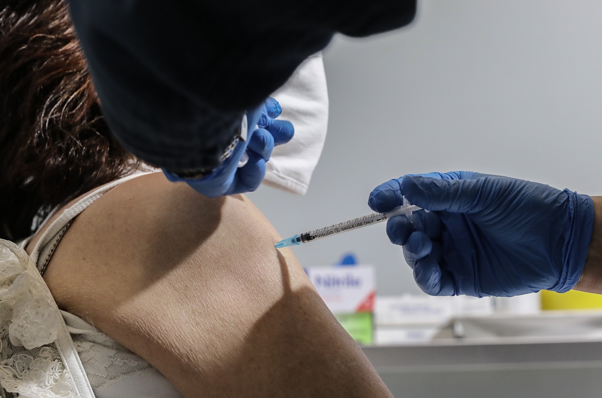 Κορονοϊός: Εμβολιασμός μέσα στο καλοκαίρι «ασπίδα» στις μεταλλάξεις 4 και 5 – Συνεδριάζει η Επιτροπή Εμβολιασμών
