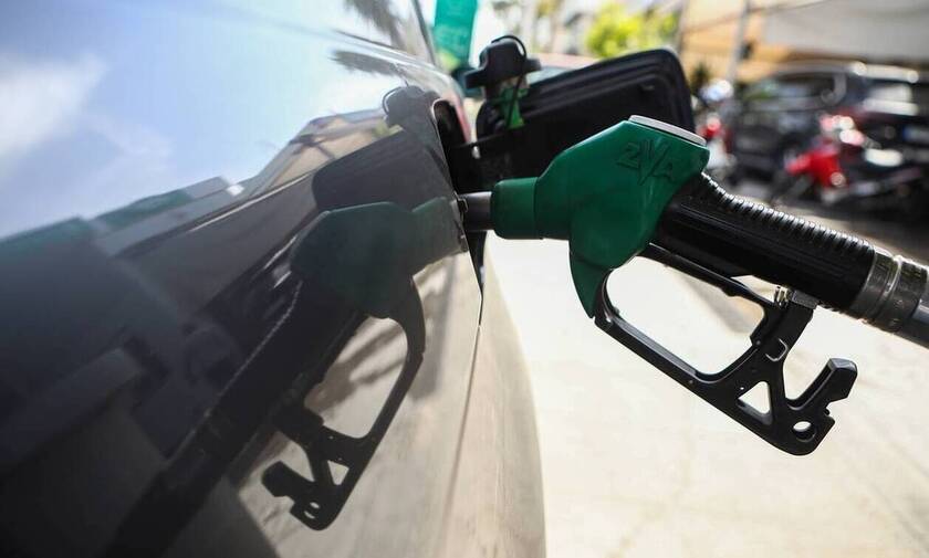 Fuel Pass 2: Διπλάσιοι οι δικαιούχοι που ζήτησαν το επίδομα καυσίμων στους τραπεζικούς λογαριασμούς