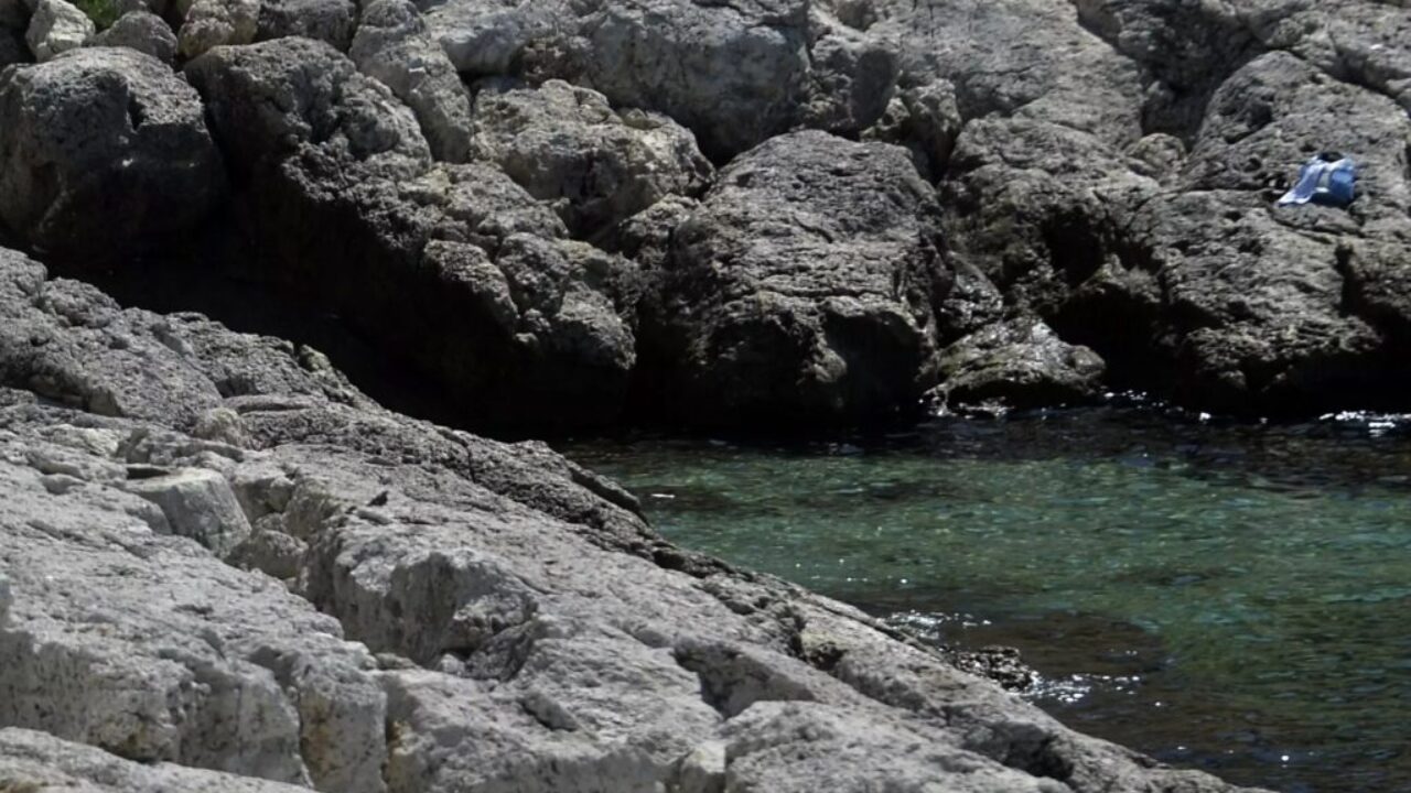 Πνίγηκε 20χρονος τουρίστας που βούτηξε ενώ είχε πιει αλκοόλ – Βρέθηκε σφηνωμένος στα βράχια