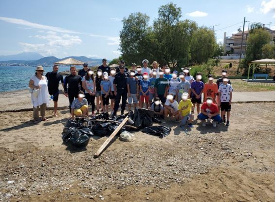 Εθελοντές δύτες και μικροί μαθητές καθάρισαν την παραλία Ροδιές στην Χαλκίδα