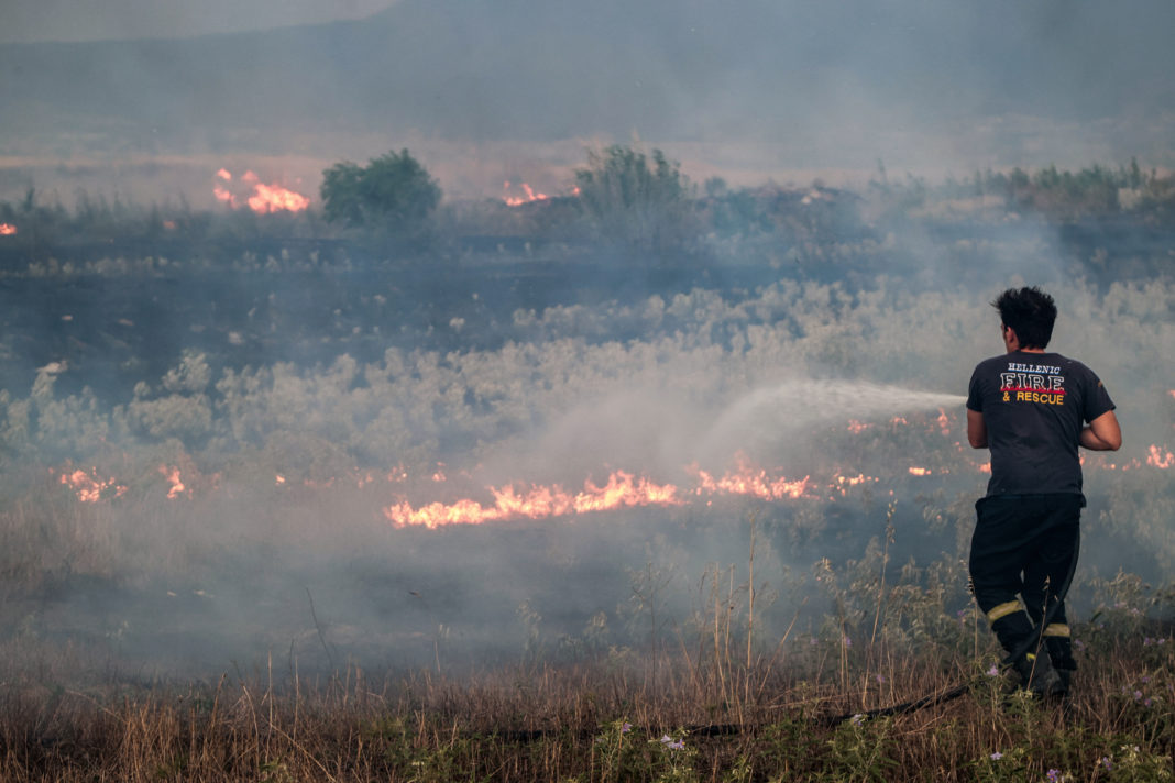 Φωτιά στον Κάλαμο: Καίει κοντά σε σπίτια