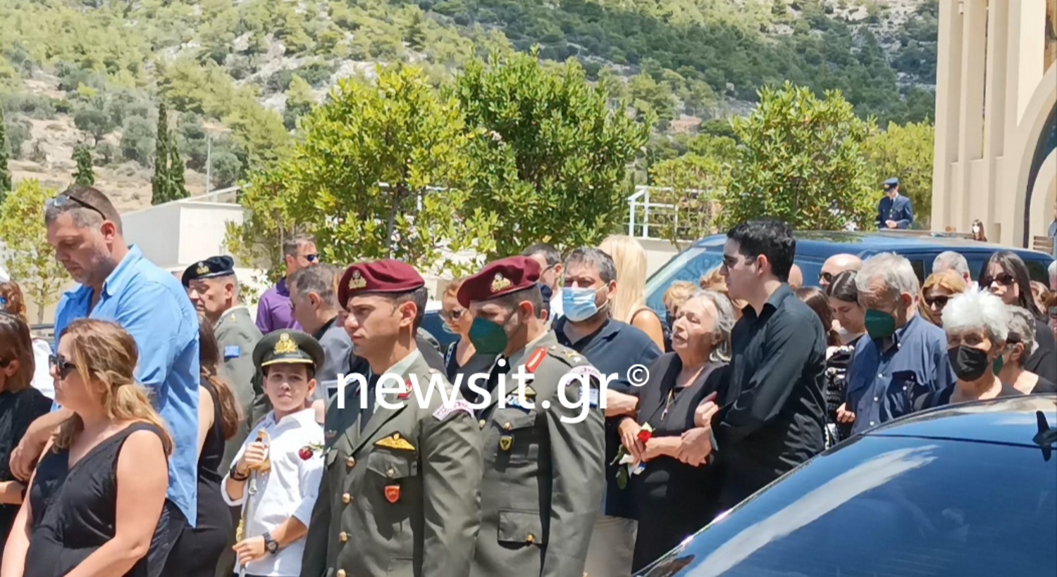 Σάμος – Πτώση ελικοπτέρου: Θρήνος στην κηδεία του Έλληνα πιλότου