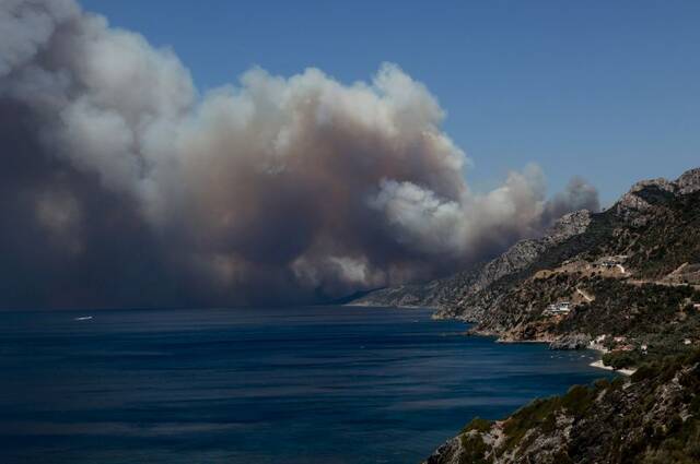 Φωτιά τώρα: Απόκοσμες εικόνες από την πυρκαγιά στη Μυτιλήνη – Οι καπνοί σκέπασαν το Βόρειο Αιγαίο