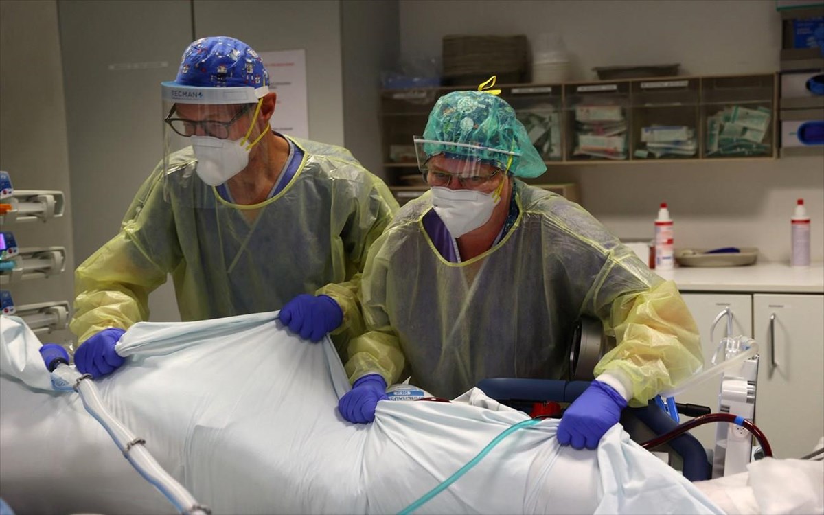 Κορονοϊός: Έρχεται αύξηση θανάτων – Αυξημένες οι νοσηλείες – Αργή αποκλιμάκωση τον Αύγουστο
