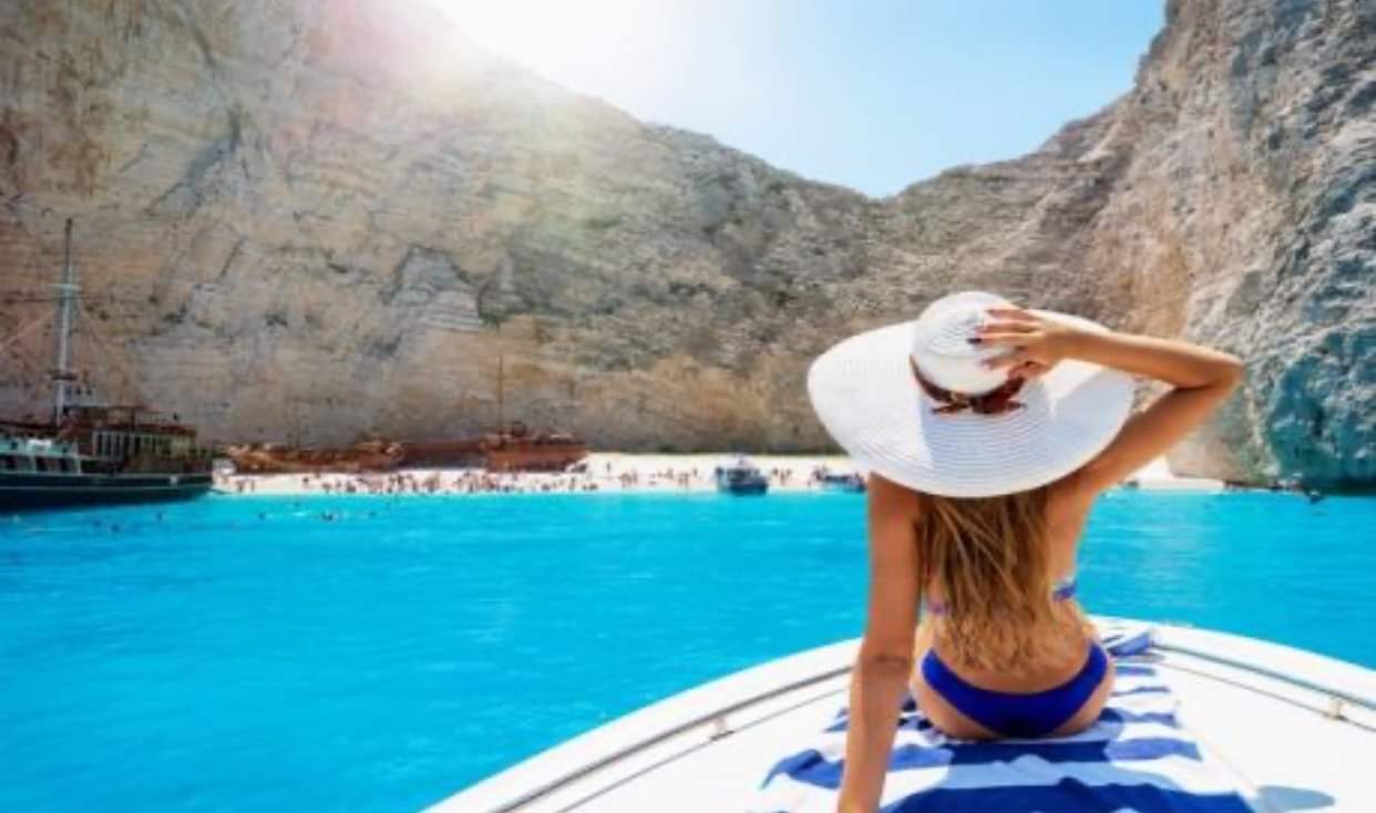 Ολοταχώς για μια χρονιά ρεκόρ ο τουρισμός στην Ελλάδα – Τι δείχνουν οι μέχρι τώρα αφίξεις και έσοδα