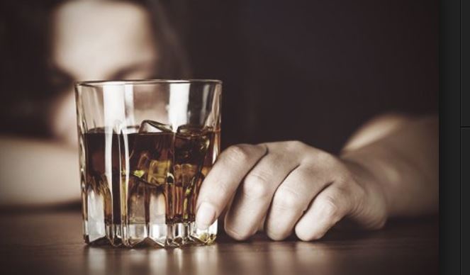 Αυξημένος κίνδυνος εγκεφαλικού για νέους που πίνουν πολύ αλκοόλ- Τα ευρήματα έρευνας που προβληματίζουν