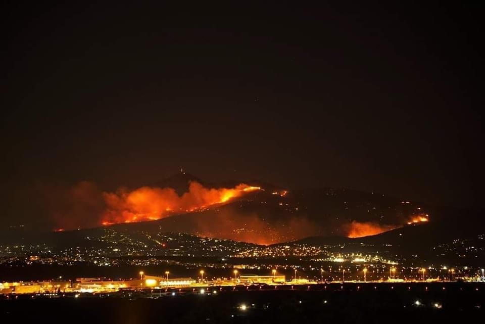 «Πύρινη κόλαση» σε Πεντέλη, Παλλήνη και Γέρακα: Στη μάχη από νωρίς τα εναέρια μέσα