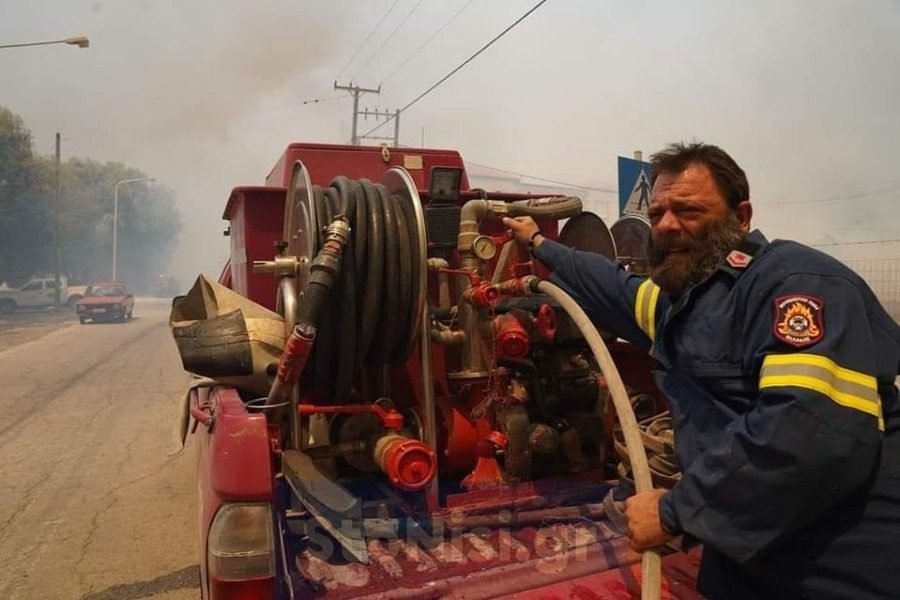 Ιερείς άφησαν τα ράσα και ρίχτηκαν στη μάχη με τη φωτιά στη Λέσβο