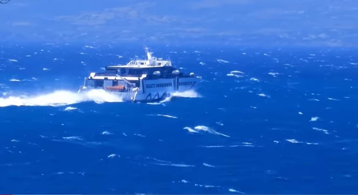 Βίντεο που κόβει την ανάσα – Πλοίο με επιβάτες δίνει μάχη με τα κύματα