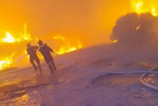Φωτιά στην Πεντέλη: Συγκλονιστικό βίντεο – Πυροσβέστες περικυκλώνονται από την πυρκαγιά