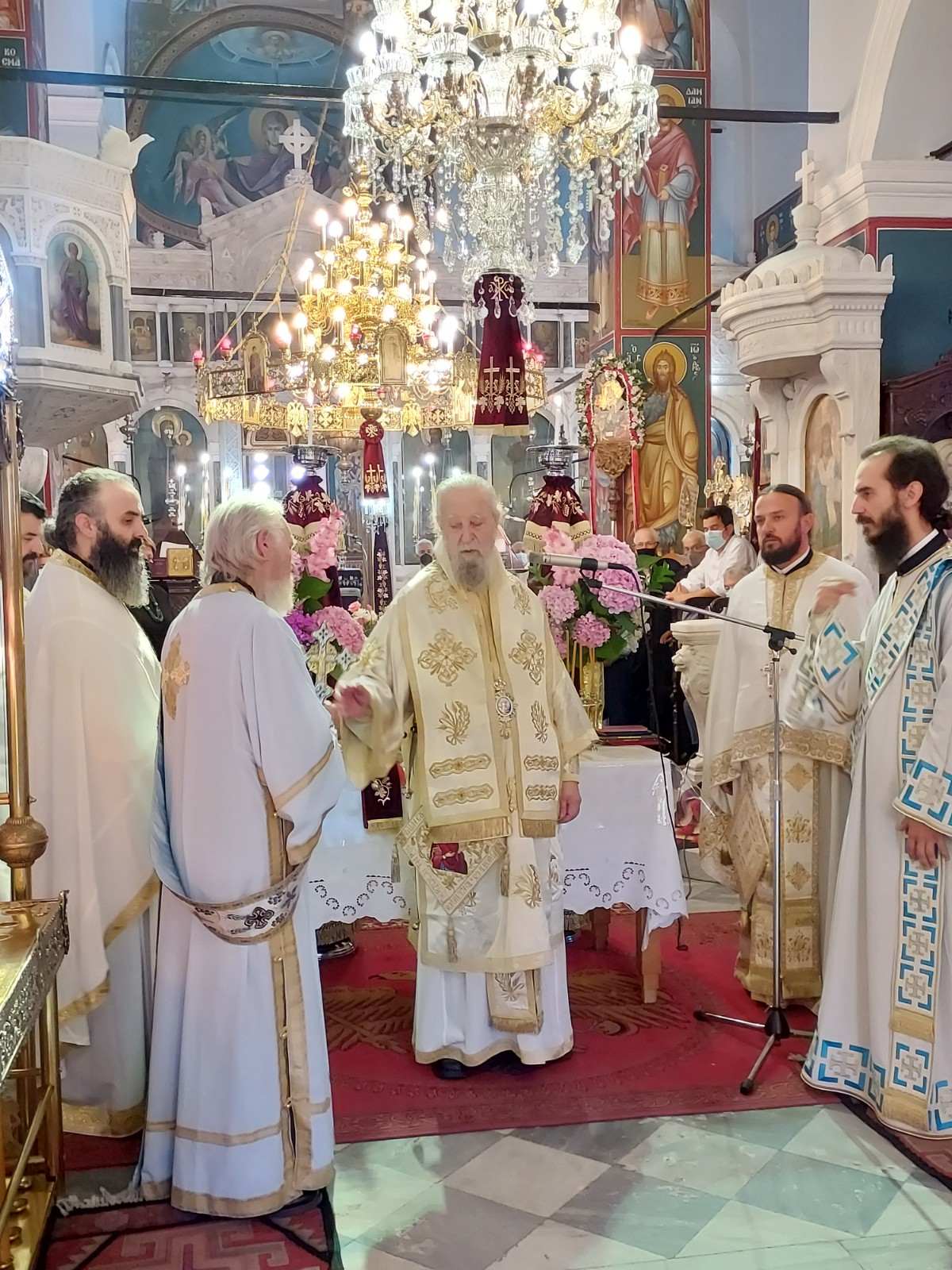 Στον ιερό ναό Αγίων Αναργύρων στο χωριό Κοσμάς λειτούργησε ο Μητροπολίτης Καρυστίας Σεραφείμ