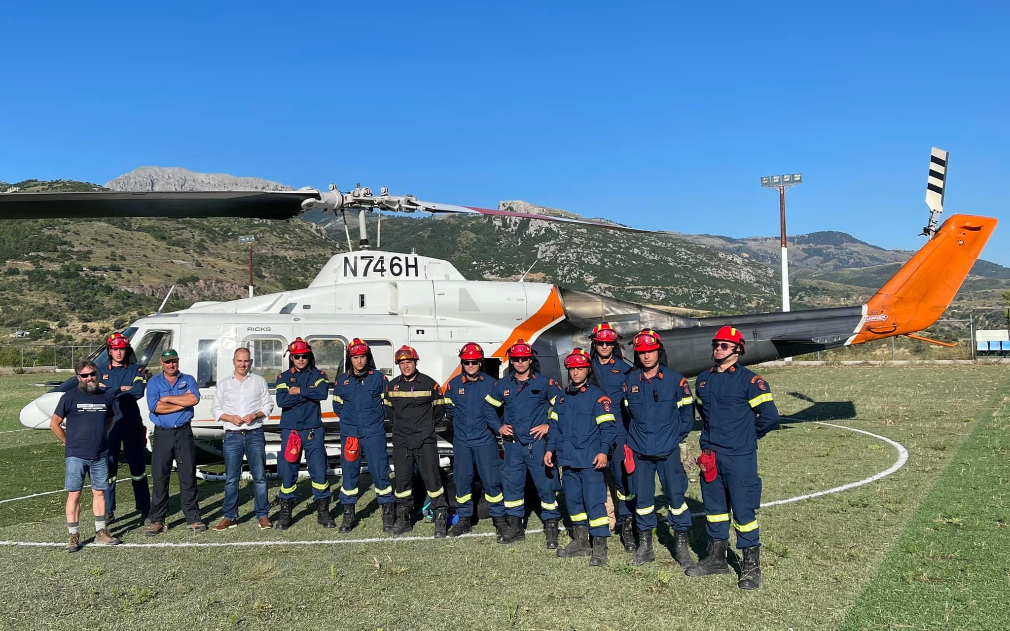 Εύβοια: Bάση πυροσβεστικού- μεταγωγικού Augusta Bell με 10 δασοκομάντος στην Στενή