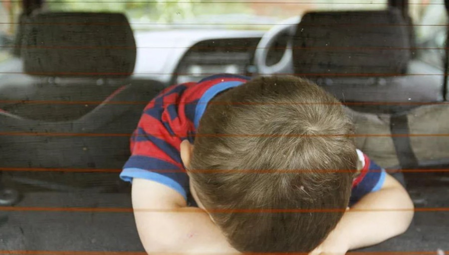 Αδιανόητο περιστατικό: Κλείδωσε τα παιδιά της στο αυτοκίνητο για να κάνει απεντόμωση στο σπίτι