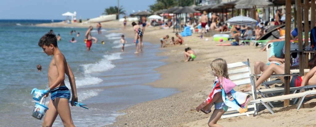 Βαρύ πρόστιμο σε όσους κυκλοφορούν με μαγιό – Ποια πόλη το απαγορεύει